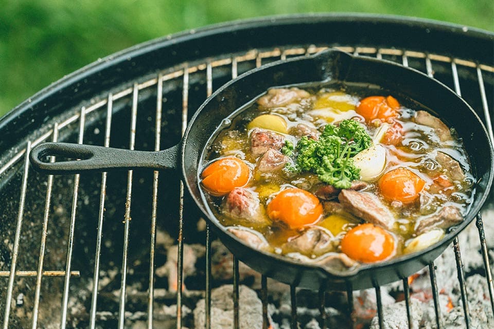  シカ肉は焼き過ぎると食感が硬くなってしまいます。そこで、おすすめなのが「シカ肉のアヒージョ」です。作り方は、オリーブオイルとニンニクでシカ肉と好みの野菜やキノコなどを煮込むだけと簡単。シカ肉がオイルでコーティングされることで、食感は軟らかなまま。スキレットを使えば、簡単に調理できますよ。