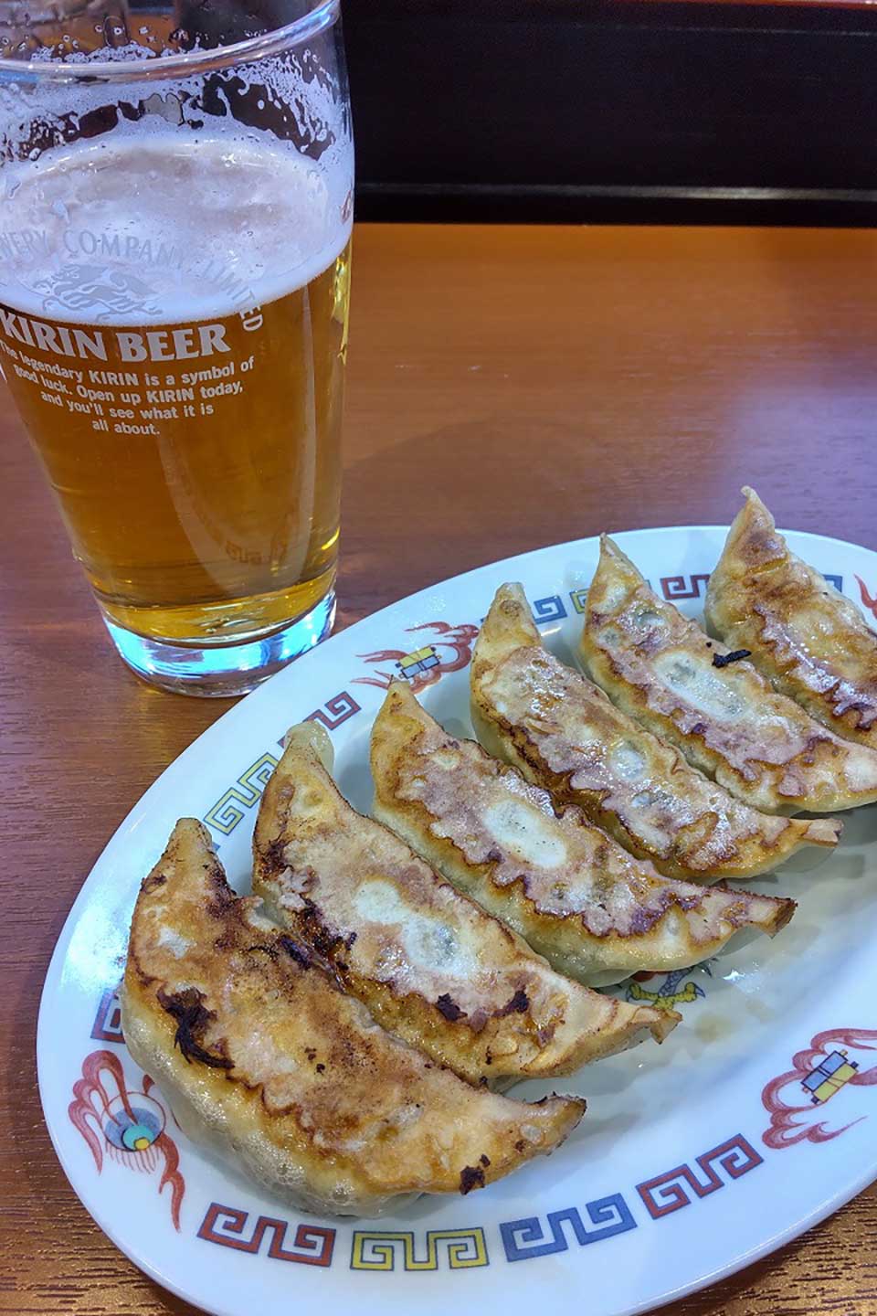 今回の餃子ハシゴで最初に食べたのは健太というお店の餃子。
他には香蘭と青源という2軒をハシゴ。
とにかく餃子専門店がたくさんある宇都宮。