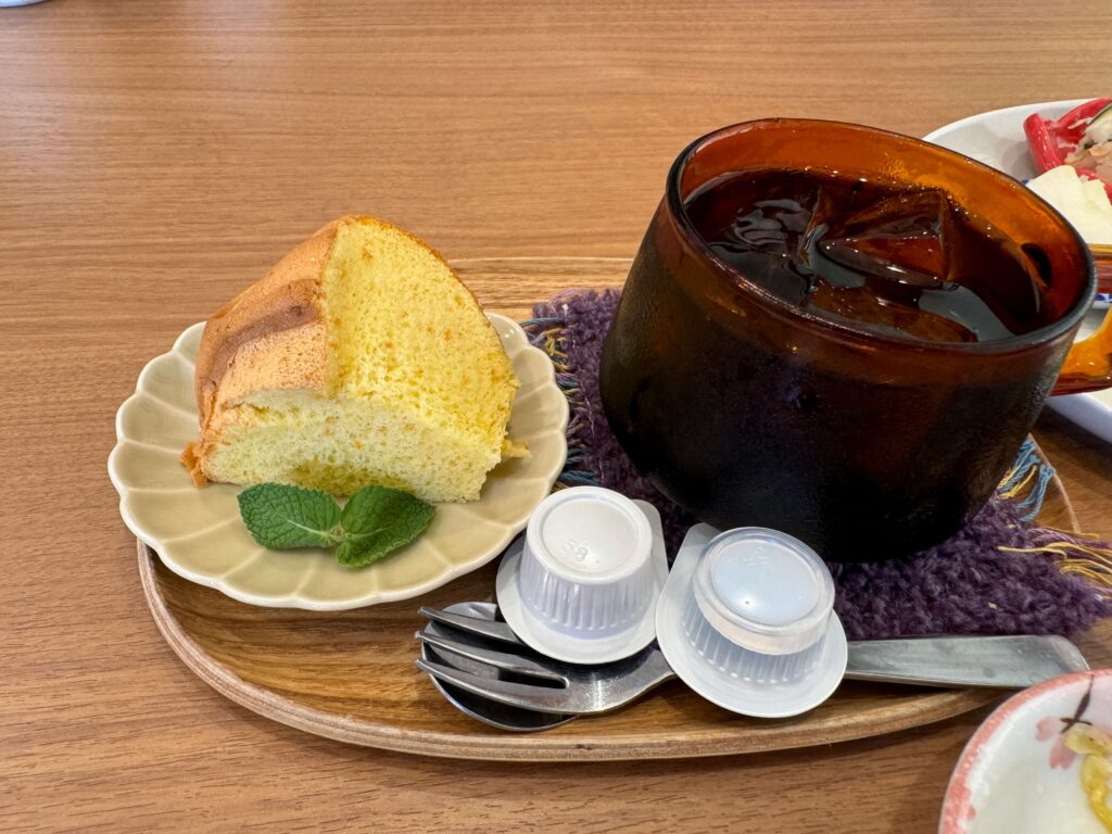 すぎの子食堂のデザート。シフォンケーキとアイスコーヒーがセットになっている。
