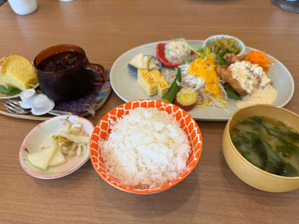 すぎの子食堂で人気のワンプレーとランチ。
チキン南蛮やサラダ・ごはん味噌汁にコーヒーとデザート付き