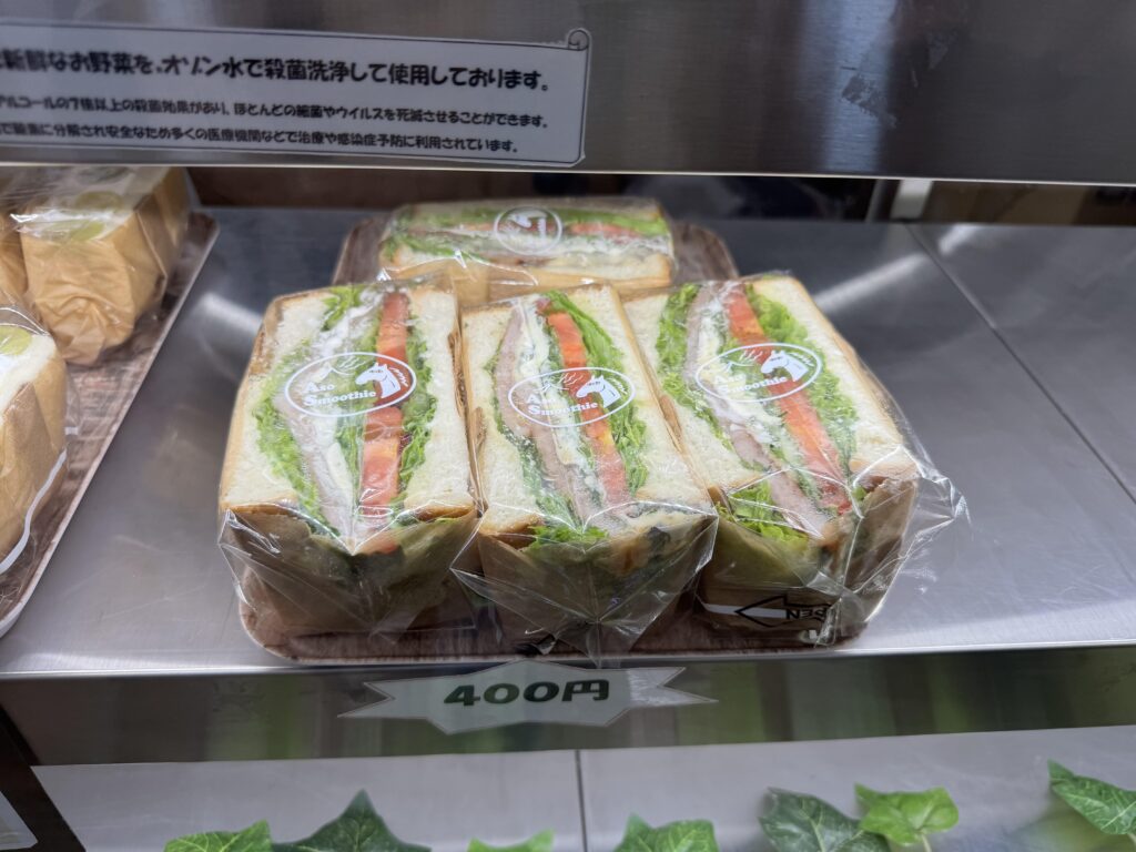 ショーケースに入った野菜たっぷりのサンドイッチ