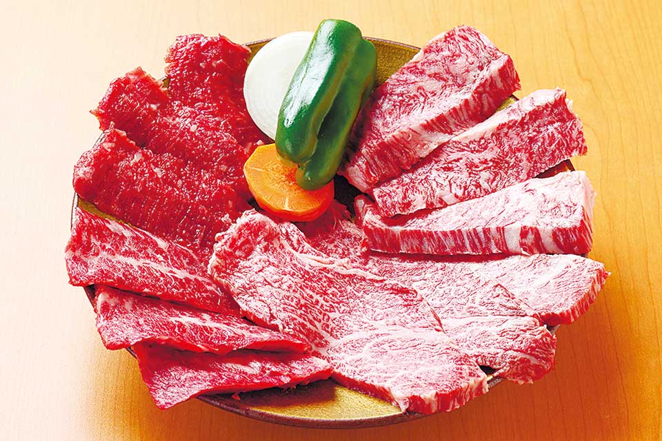 カルビ、ロース、タン、豚バラなどから1種選べる焼肉定食（1200円～）の他、「中津からあげの有名店彩鶏々のから揚げ」定食1200円も