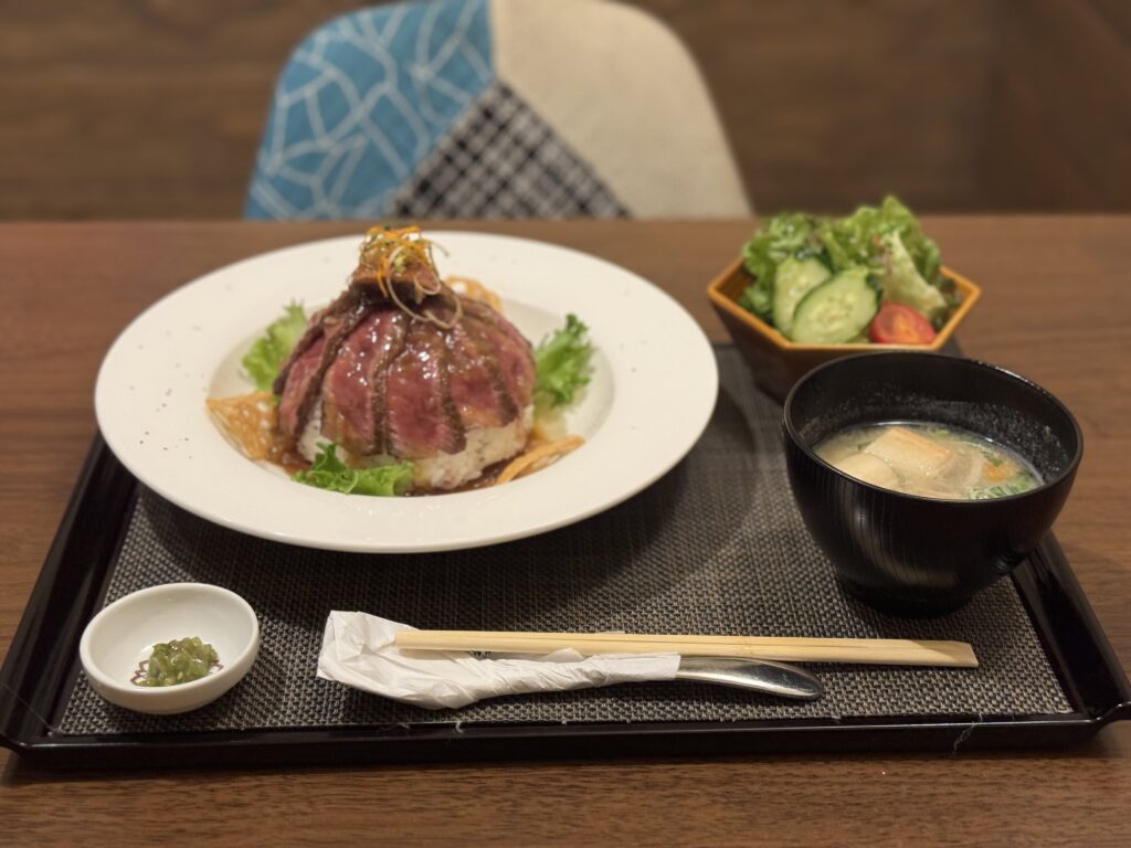 まかない屋MATSUのお山のあか牛丼