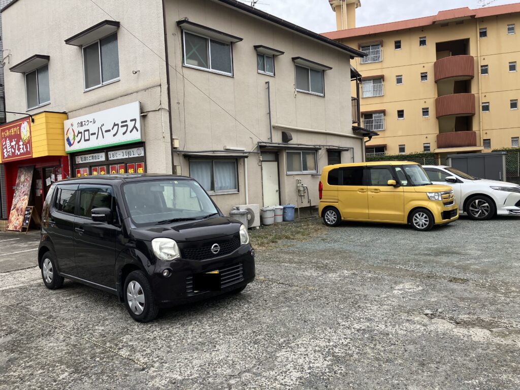 鶏ざんまい　駐車場