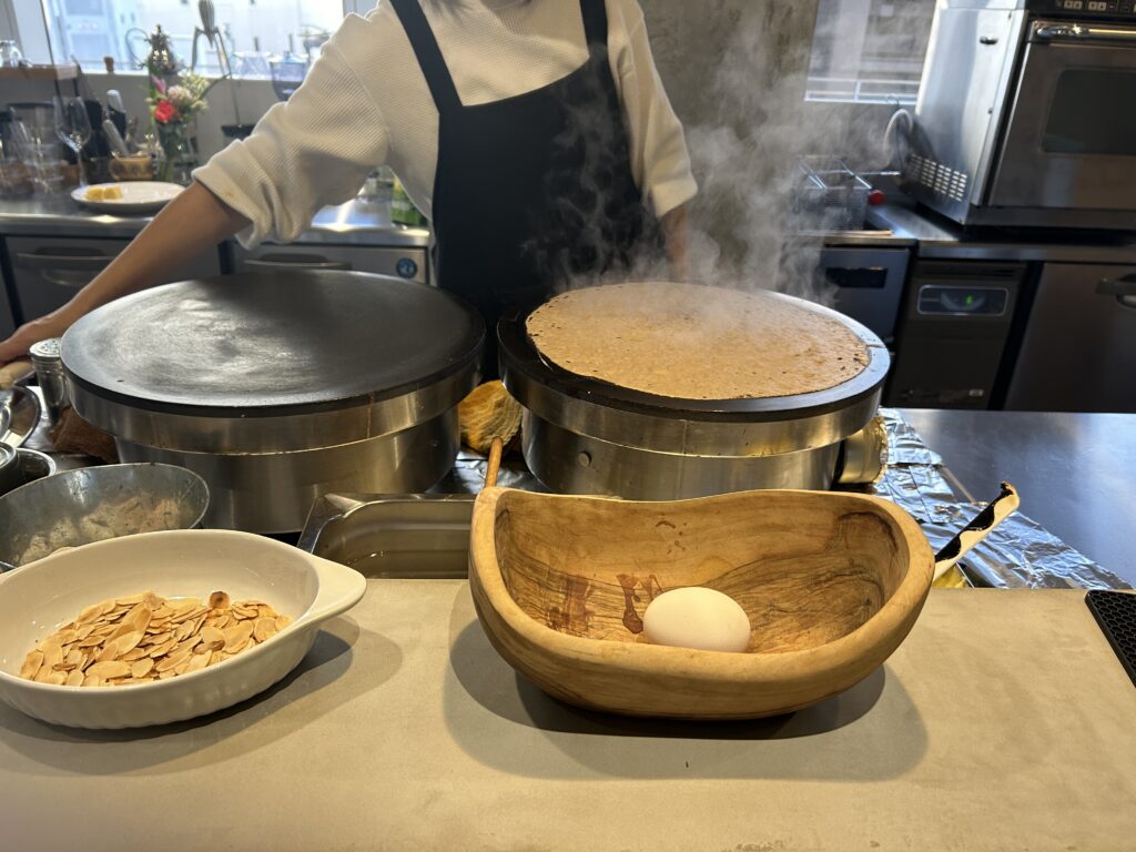 「コントマトル」ガレットを焼く様子