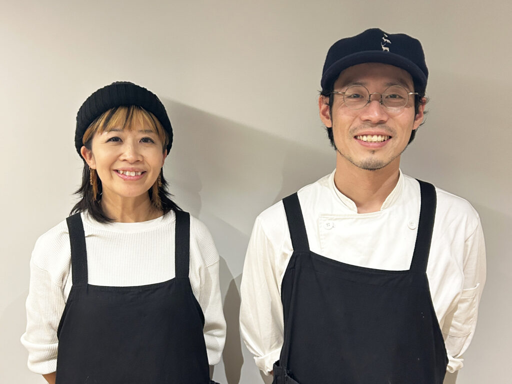 「コントマトル」店長の北川さんとキッチンシェフの林和弘さん