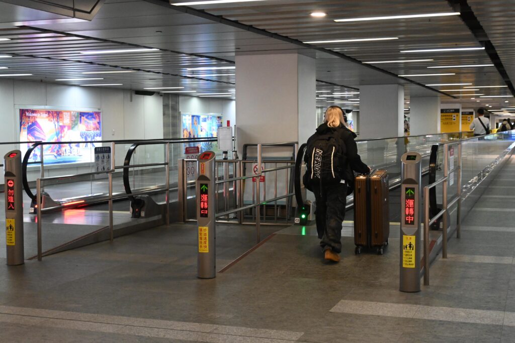 北三門から入って右側にあるエスカレーターで降りると桃園空港ＭＲＴの台北駅に直接アクセスできます