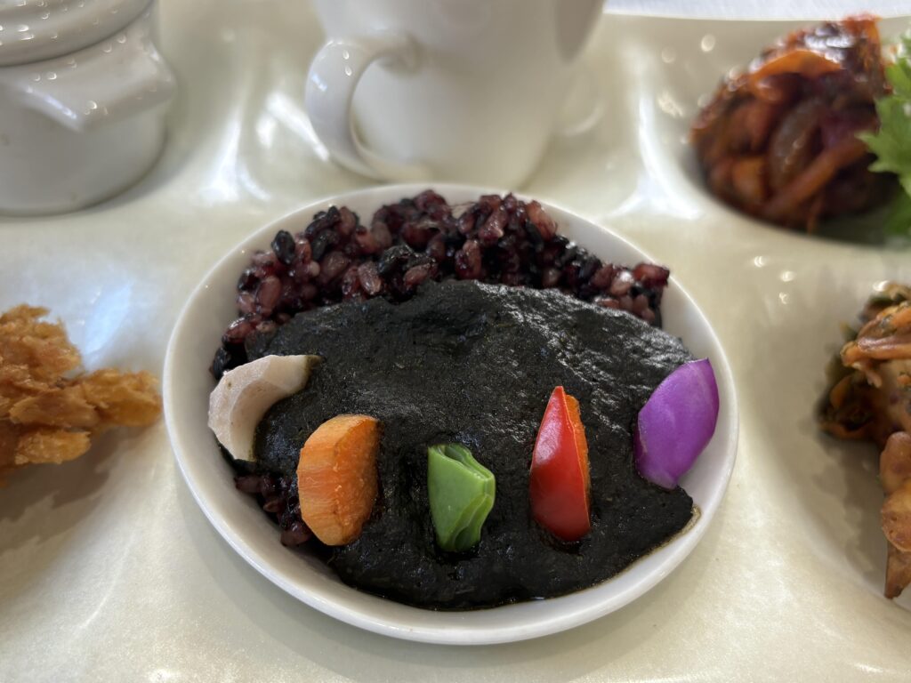 くりの樹cafe食堂の黒玄米の九品目のプレートセットの1つイカ墨の黒カレー