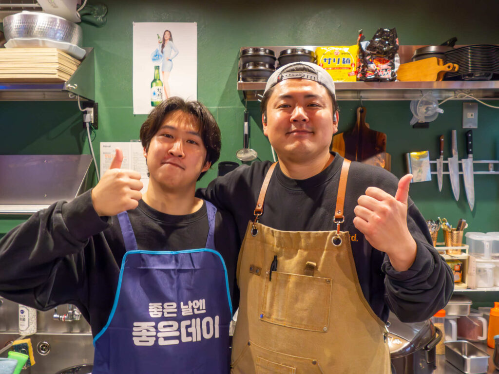 キンパ・プリンスのオーナー酒井さんと店員チャンヒさん