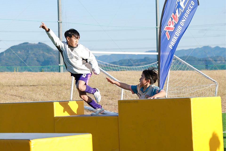 ソレッソ熊本が、サッカーの練習の一環で取り入れているパルオニ。障害物をどのように使うか、どう逃げるか、どのタイミングで動くかなど、戦略的な思考が自然と身に付きます