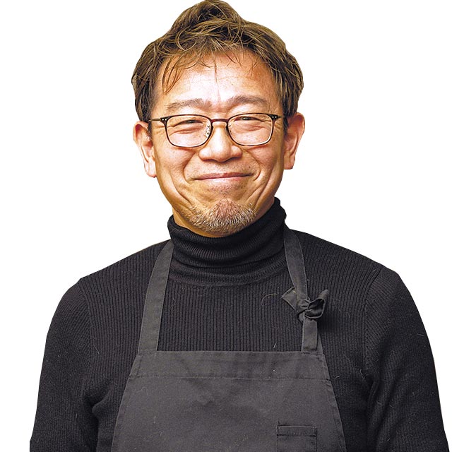 店主の藤澤孝司さんワインは全て私が試飲し、納得したものだけを置いています。ナチュラルワインを中心に種類も豊富です。こだわりの日本茶もあり、これらのドリンクに合う料理を日々研究しています