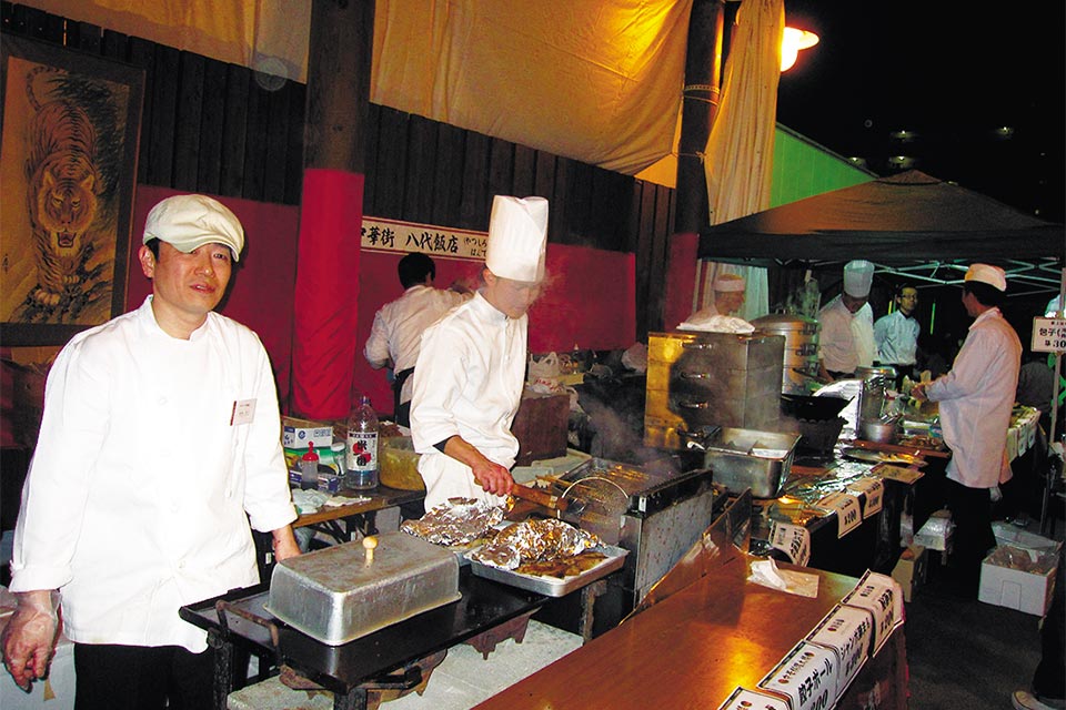 約10年前に八代市内の中華料理店が集まって行われた「中華街」の様子。（写真は太楼・武部さん提供）