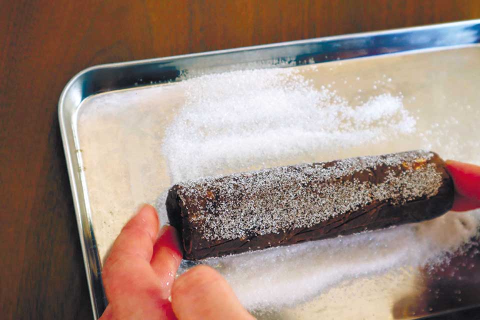 お好みで、グラニュー糖の上に（6）を転がしてまぶす。厚さ1cm程度に包丁で切る。