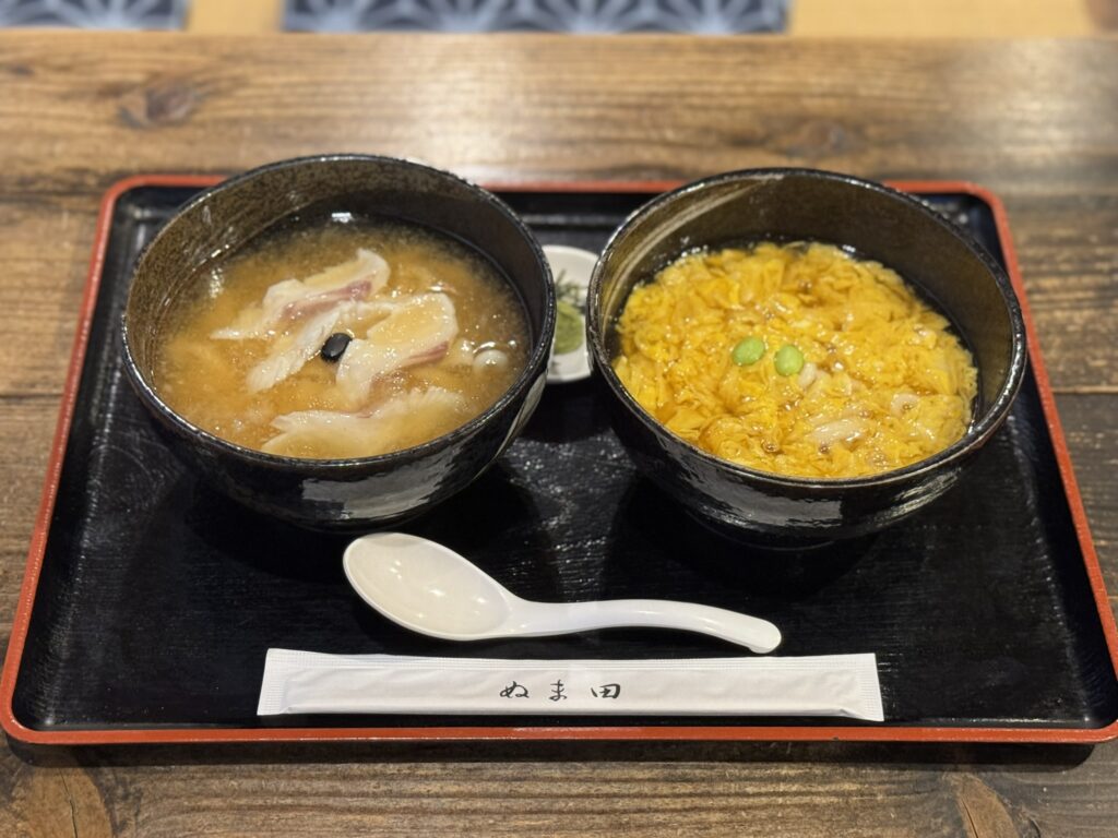 けいらんうどん(右）鯛のみそれうどん（左）