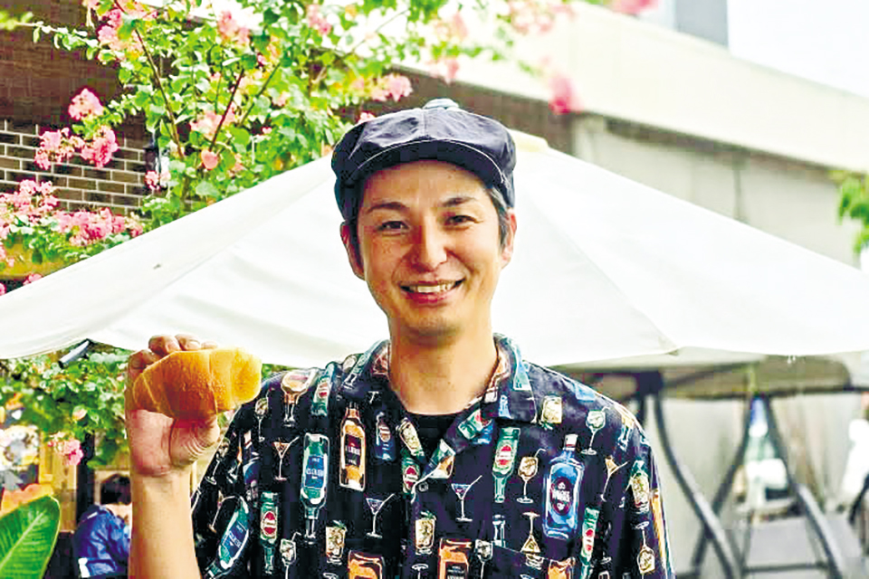 インスタグラマー「九州の旨 Come on」さんも大好きな「ゲランドの塩パン」120円（写真は健軍店のマネージャー）