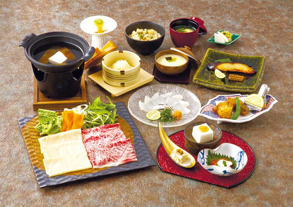 飲み放題「宴」8500円。ふぐのお造り、ふぐ唐揚げ、銀鱈西京焼き、黒毛和牛と湯葉のしゃぶしゃぶなど全13品。12月末日までポイント2倍です