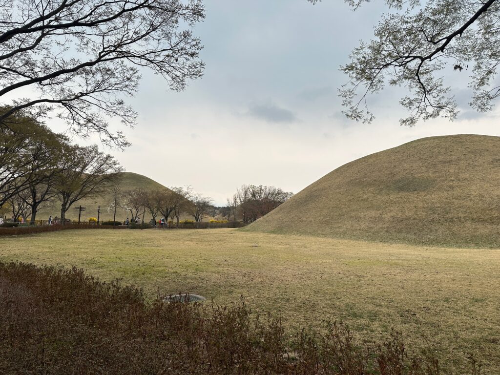 大陵苑の広大な敷地に並ぶ古墳の様子