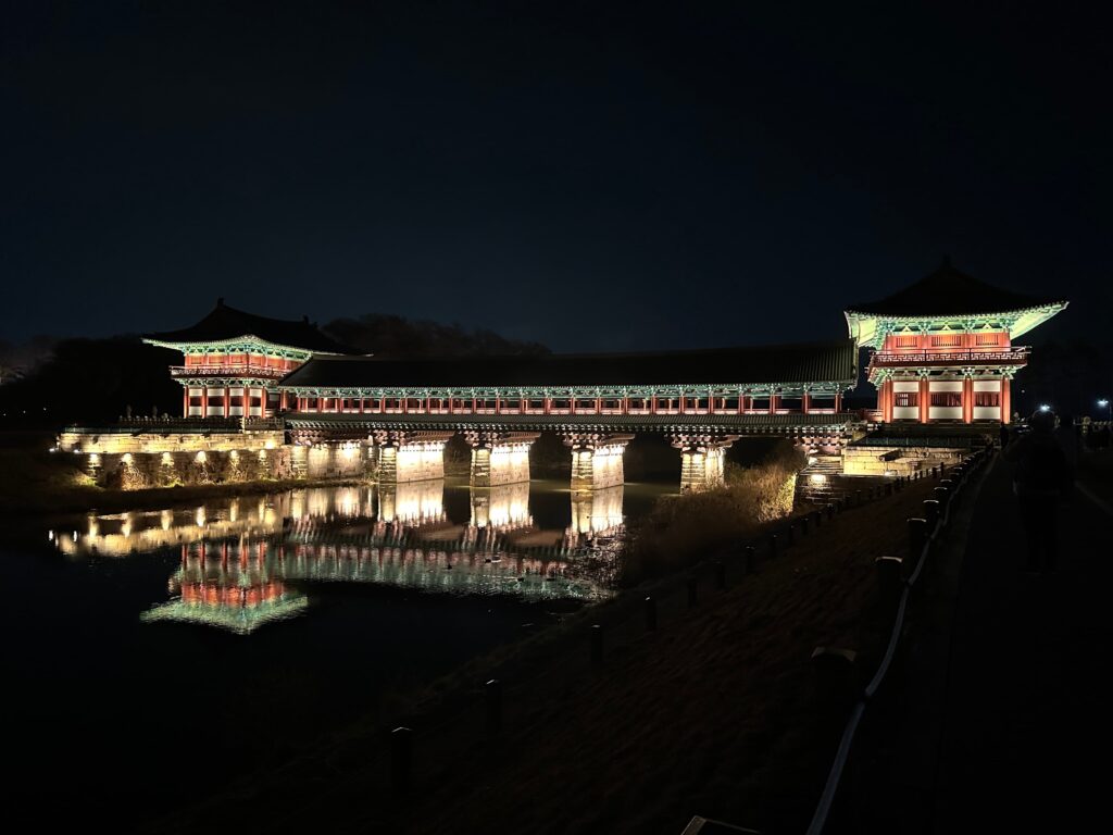 ライトアップされた月精橋の全景