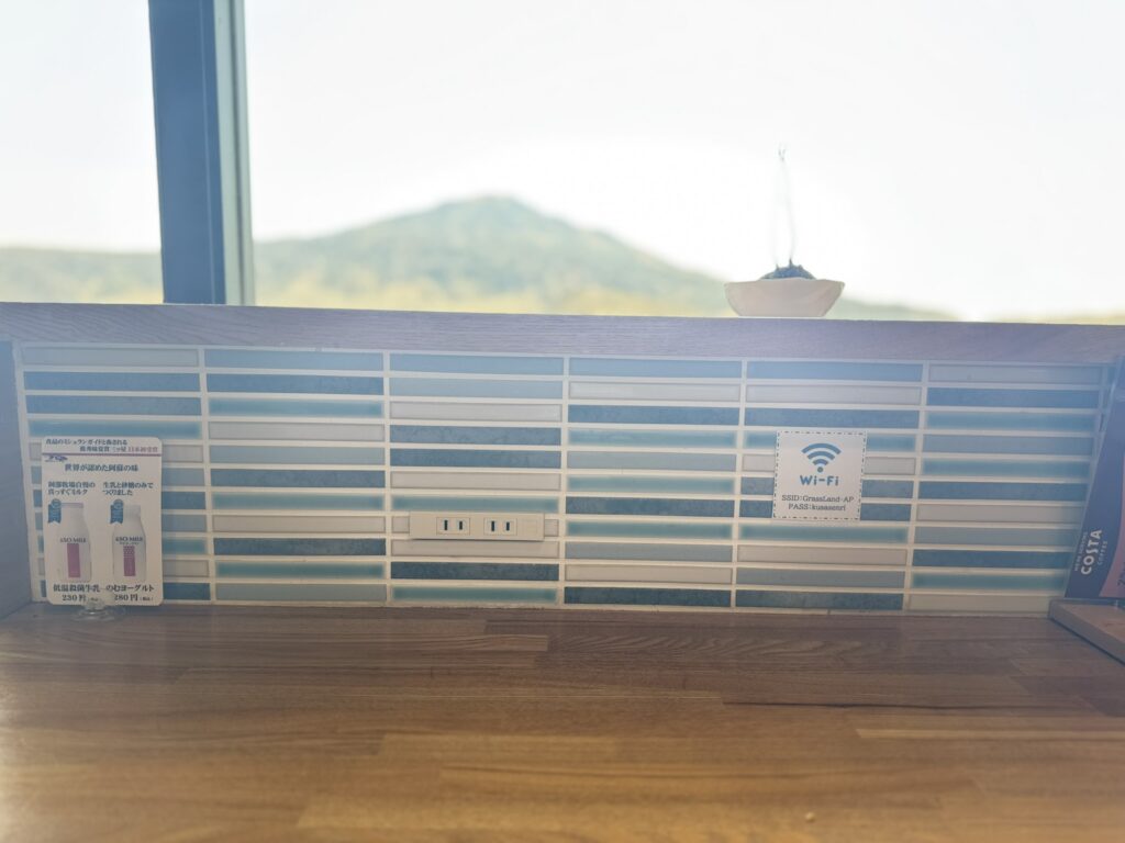 GRASS LAND café & shopにはWifi完備。コンセント付の席もあり。