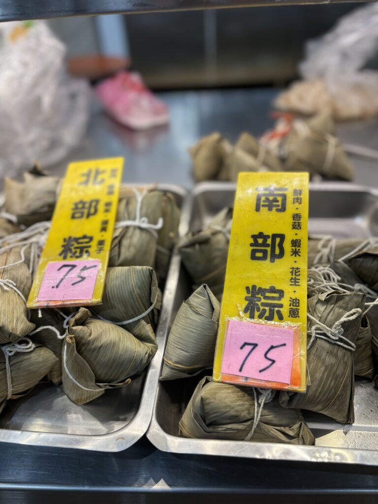 北部粽と南部粽を並べて売っている