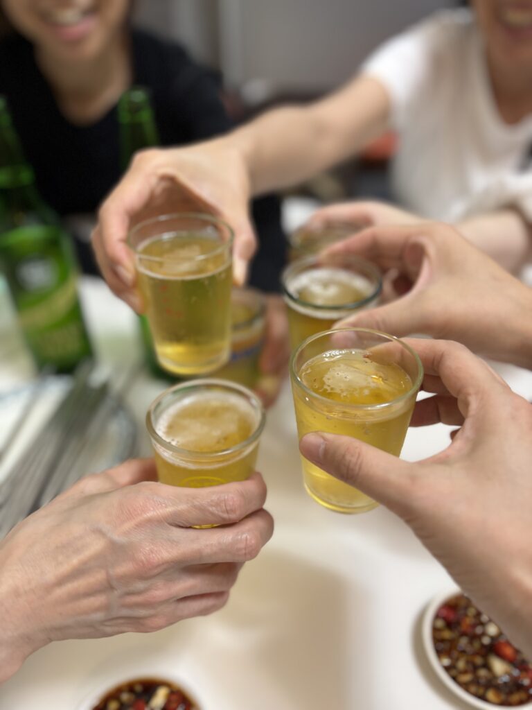 台湾ビールで乾杯している様子