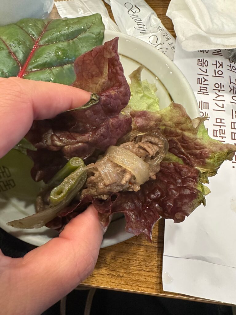 葉野菜に包んだプルコギ