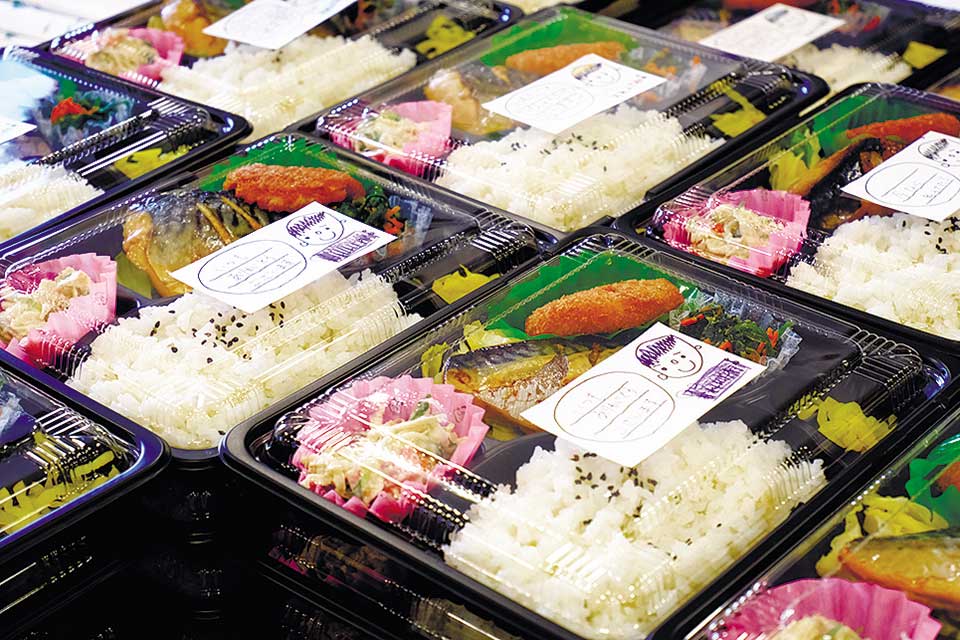 日替わり弁当(500円)にはメンバーの手書きメッセージが