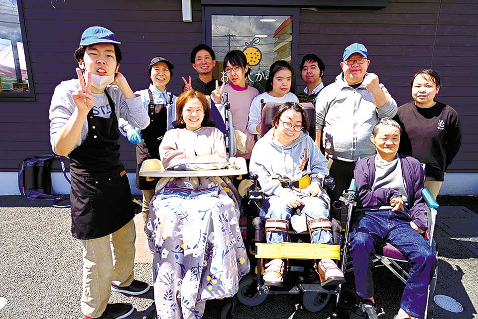 前列右が倉田哲也代表