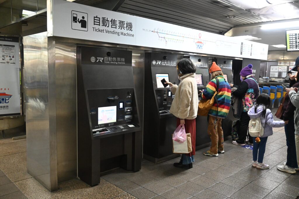 台北MRTの台北駅そばにある台鉄の券売機=3月18日(NNA撮影)