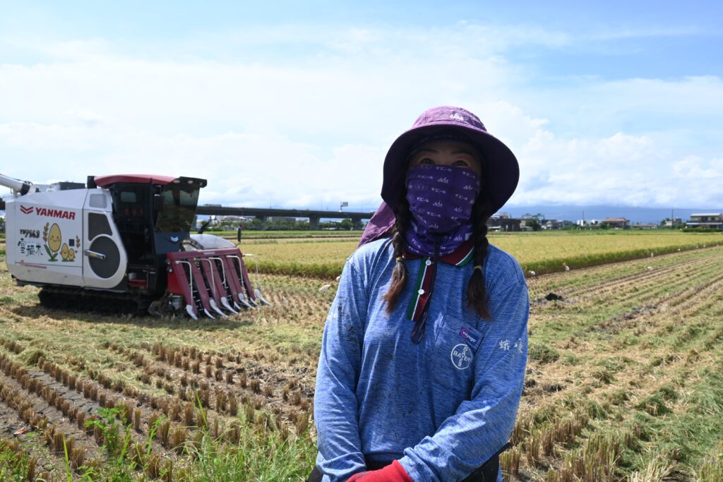 妻の游麗雪さん。作業の手を止めて取材に応じてくれました=6月20日(NNA撮影)