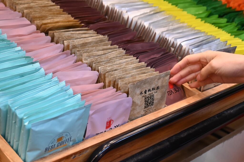 お土産に便利なお茶やコーヒーのティーバックがばら売りされていました。10個で200元、20個で300元でした=3月18日(NNA撮影)