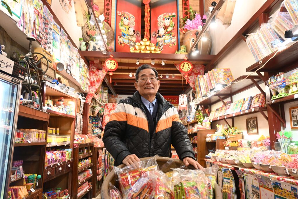 店主の賈さん=3月18日(NNA撮影)