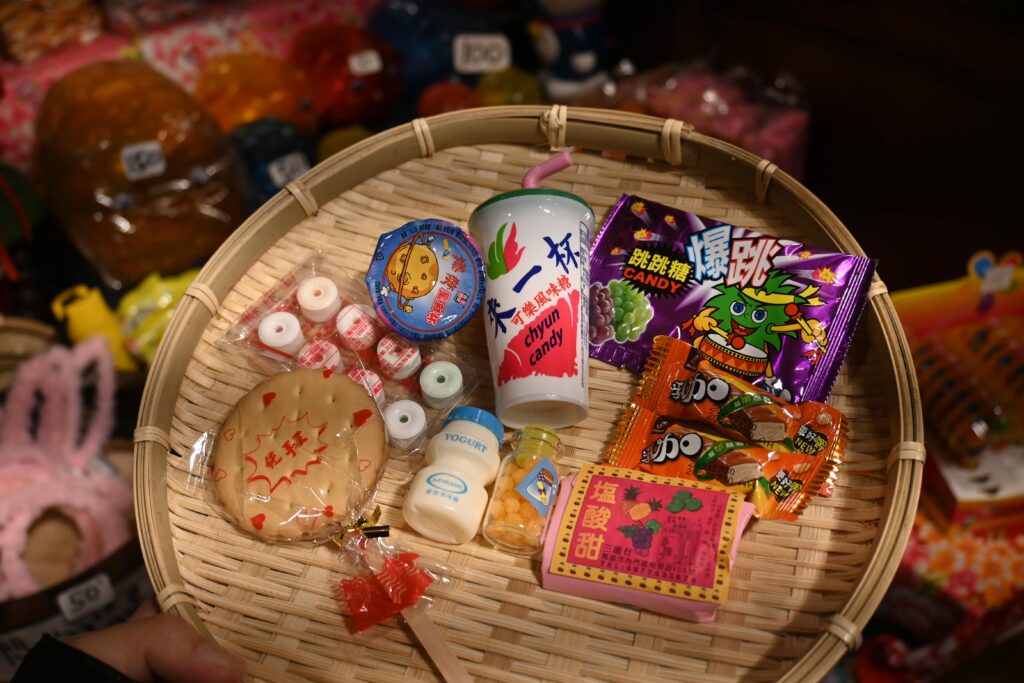 台湾の駄菓子を購入。全部で115元でした=3月18日(NNA撮影)
