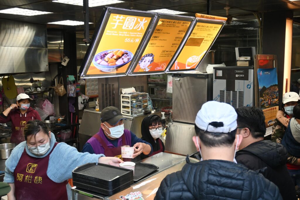 入り口で注文し、会計をして商品を受け取ります=3月18日(NNA撮影)