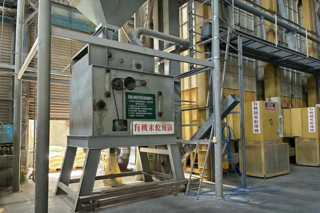 有機栽培のコシヒカリ専用の乾燥機など=6月20日(NNA撮影)
