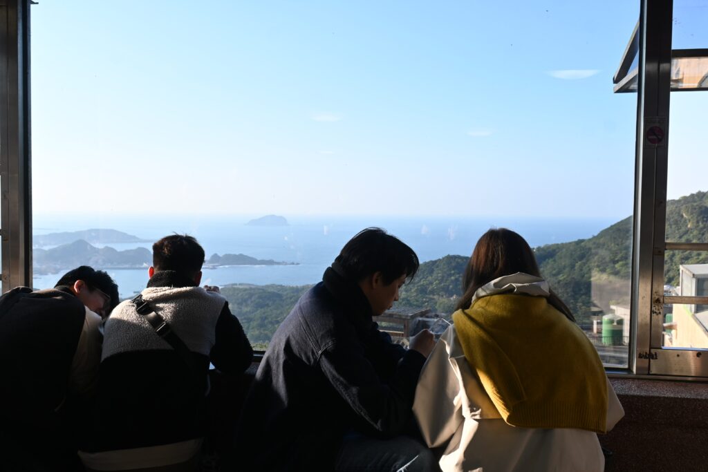 店内から外の景色が眺められます=3月18日(NNA撮影)