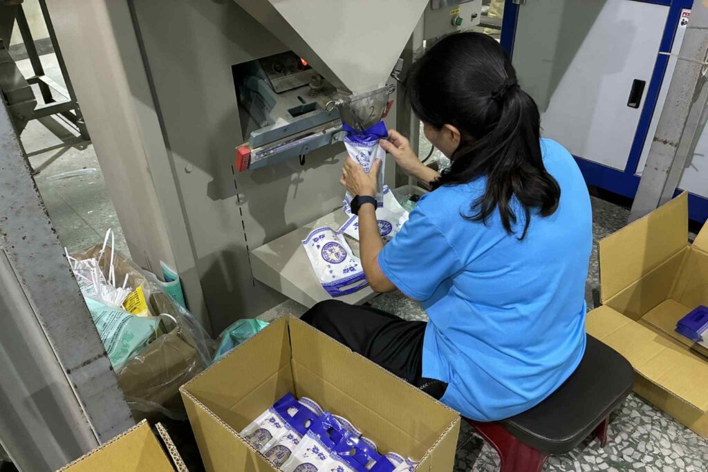 手作業で梱包していました=6月20日(NNA撮影)