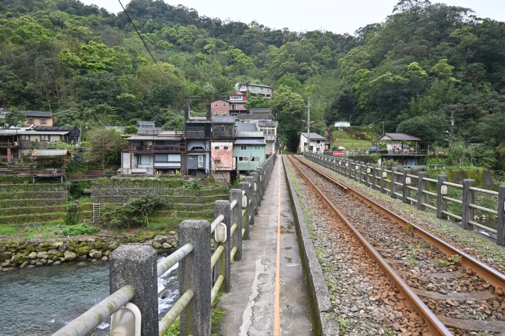 線路のすぐ脇を歩くことができます=3月18日(NNA撮影)