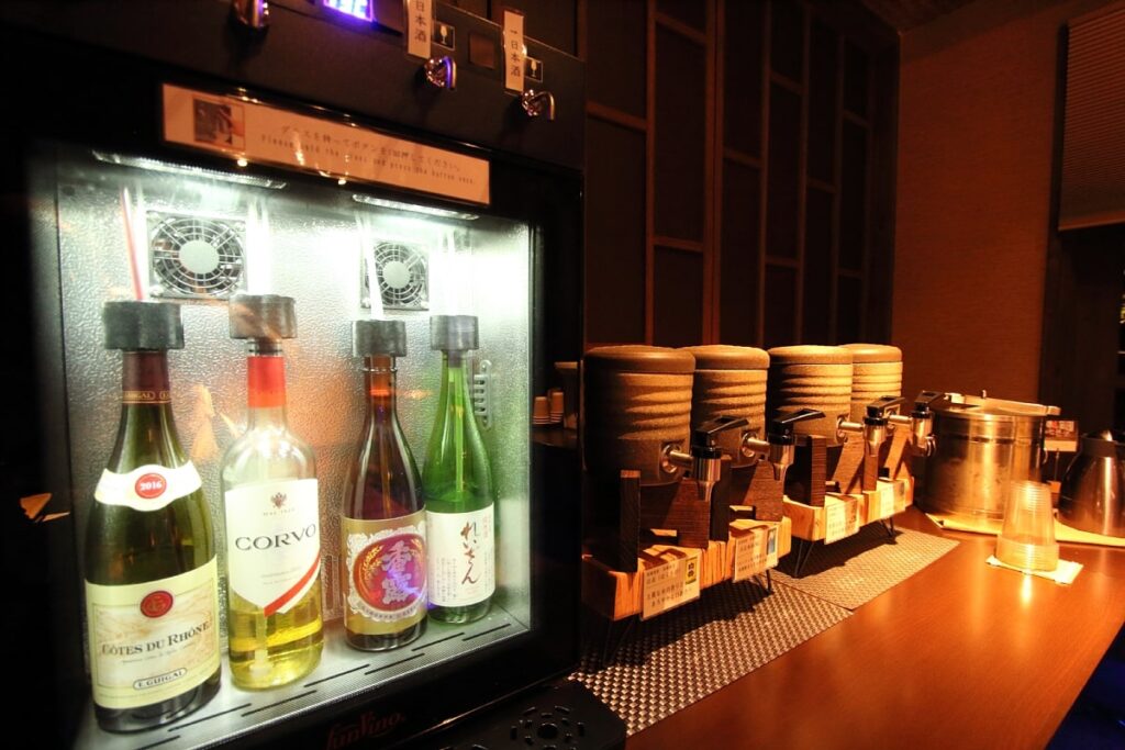 宿泊客は無料で利用できる「フリードリンクバー」