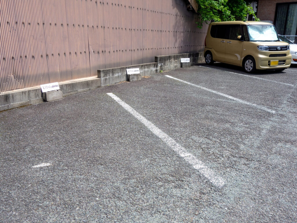 文具房の駐車場