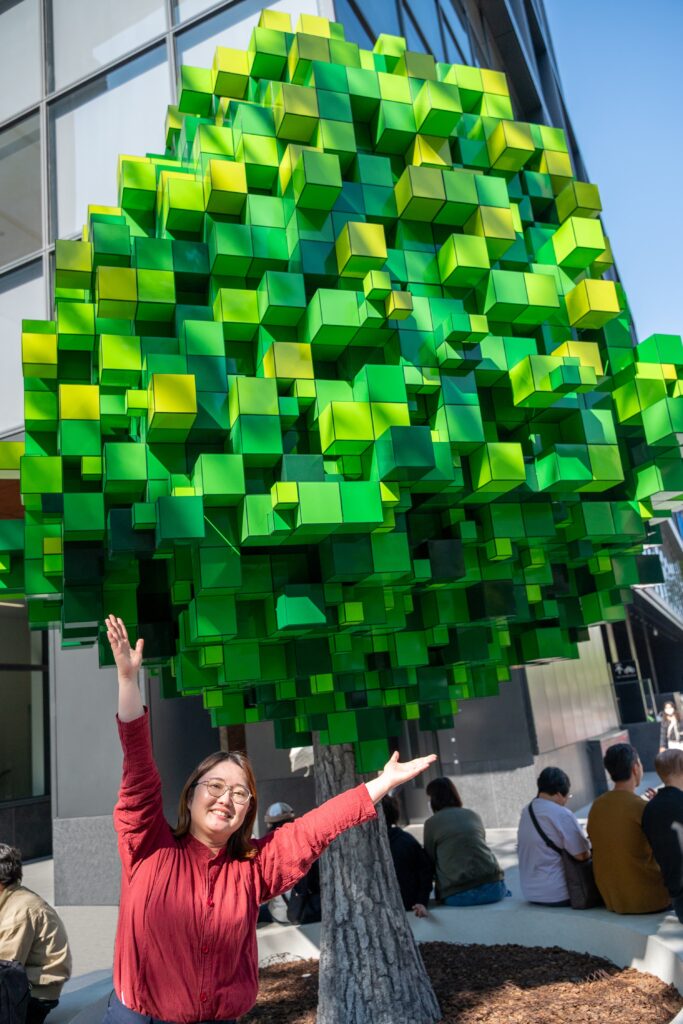 KANAさん
レアンドロ・エルリッヒ《Pixel Tree》前で記念撮影。SNSで話題になっているアート作品です!
