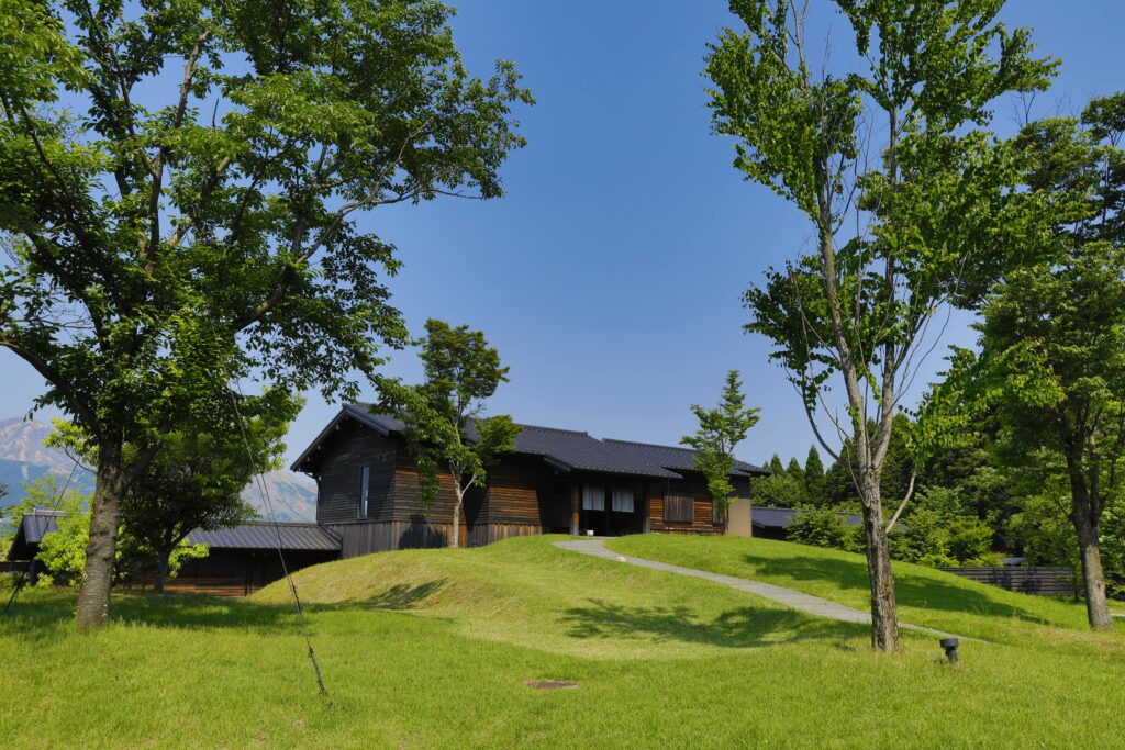建物を含めて絶景を保つためには手入れも大変。社長自ら刈り払い機を手に除草作業を行っているそうです