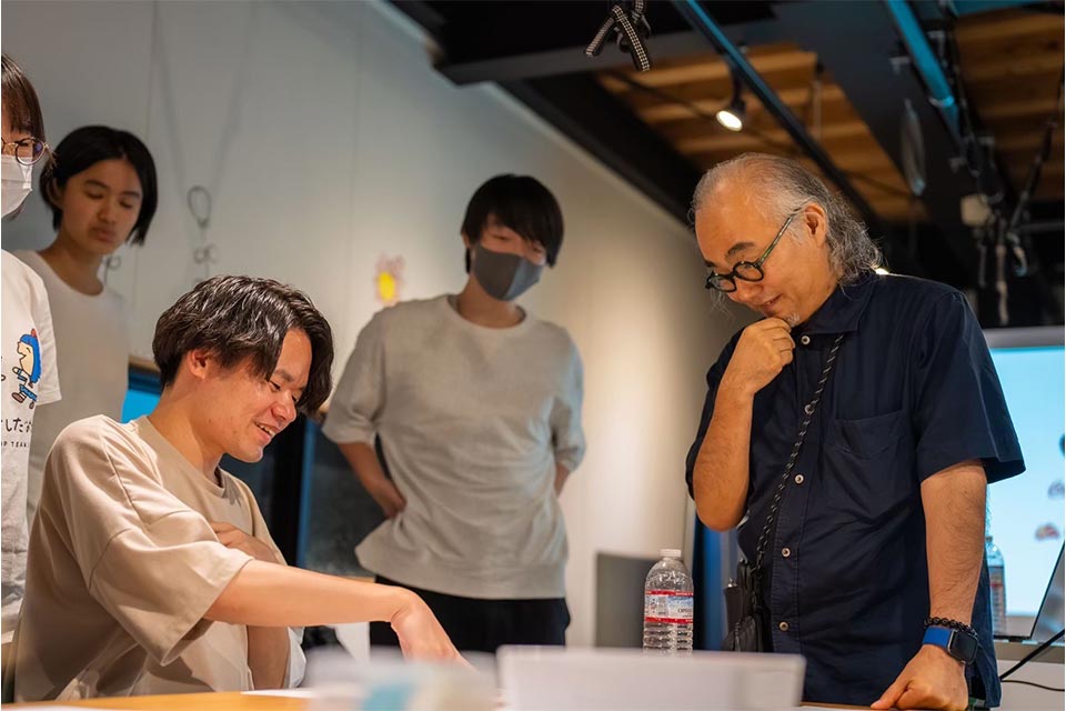 一緒にスポーツや料理をしたり、さまざまなジャンルのプロを招いてワークショップを開いたりしています