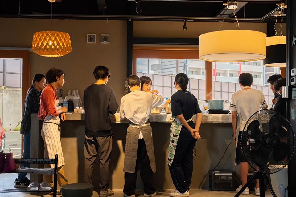 一緒にスポーツや料理をしたり、さまざまなジャンルのプロを招いてワークショップを開いたりしています