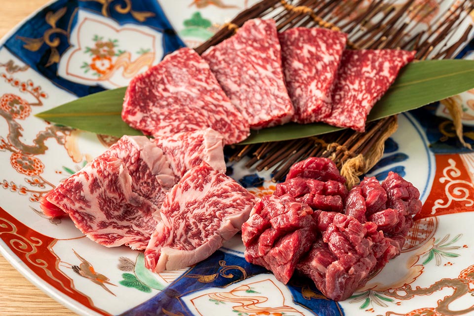 焼肉 㐂常(きつね) 「3種盛り」1人前2500円(写真は2人前)。オープンキッチンのカウンタースタイルで楽しめます。テーブル席もあり