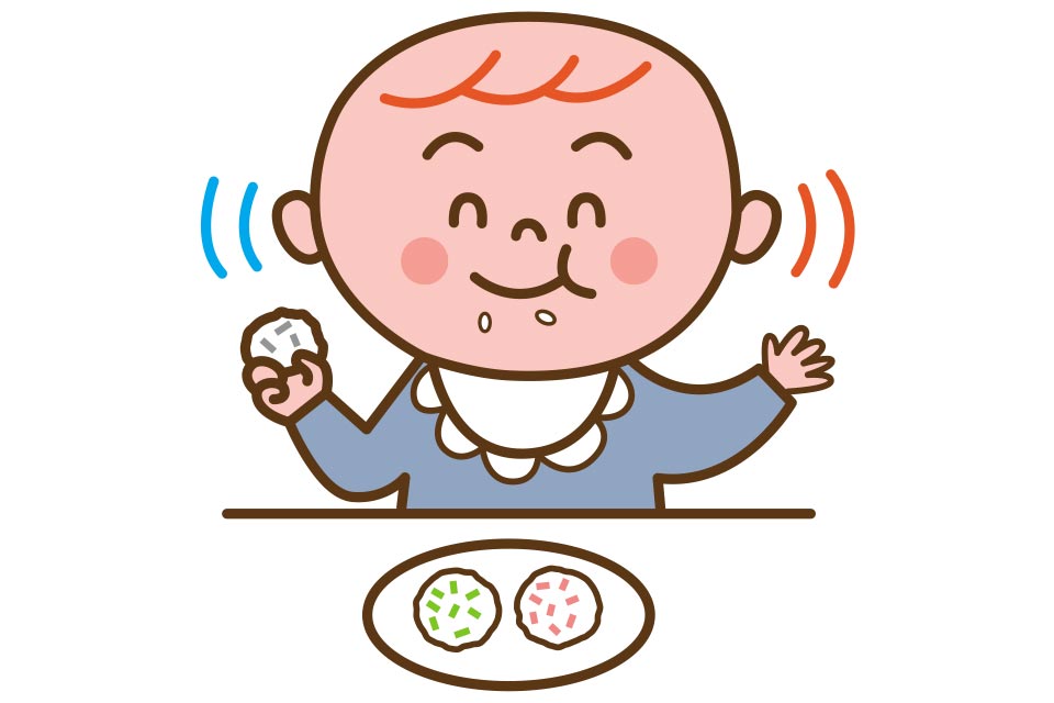 手づかみ食べの時期は食卓が大惨事に。そんな時は、表面を軽く焼いたおにぎりなど、手に付きにくいメニューが活躍しました! おにぎりにかつお節やチーズなどを混ぜて栄養もプラス。掃除が楽になり気持ちも軽くなりますよ。