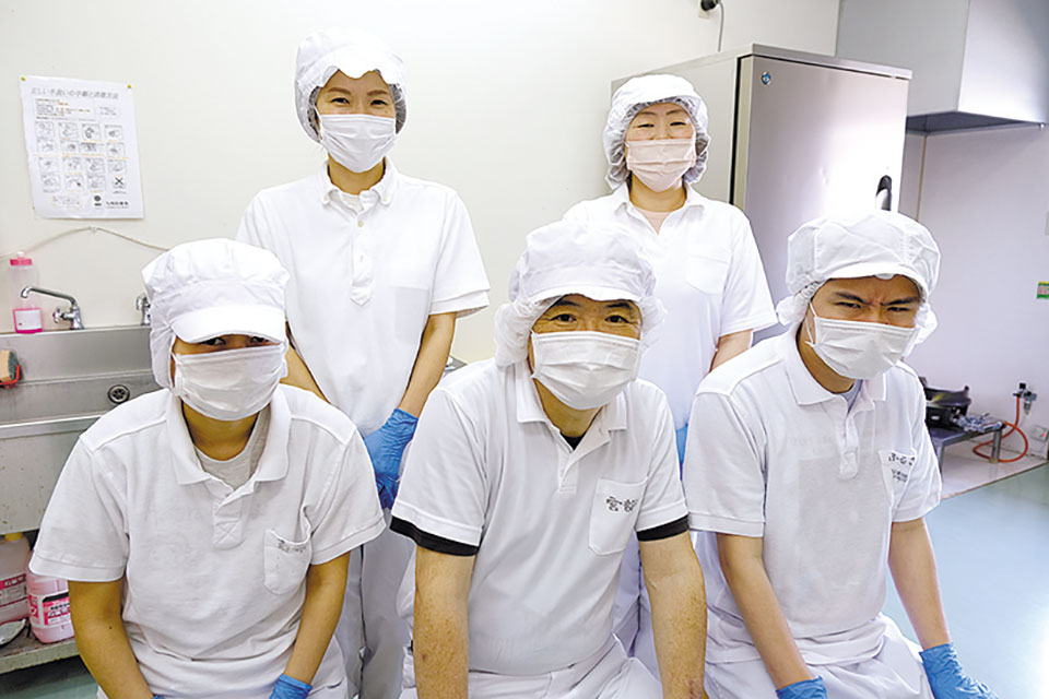 製麺担当のスタッフと利用者