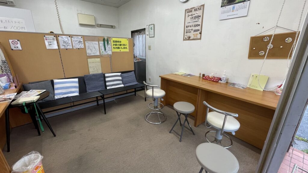 お母さんが考えたかれーやさんSGの店内