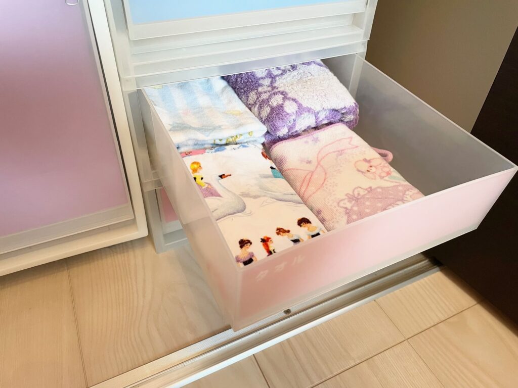 「タオル」とラベルを貼ったクローゼット収納