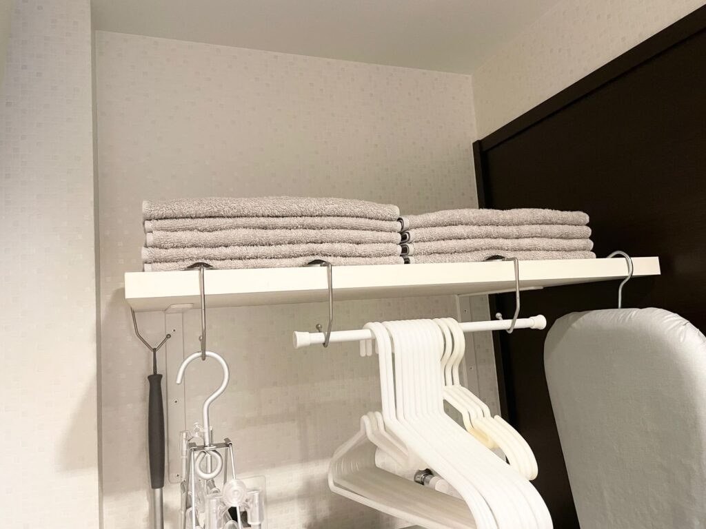 脱衣所に無地のフェイスタオルを平置き。 畳むのも楽ちん